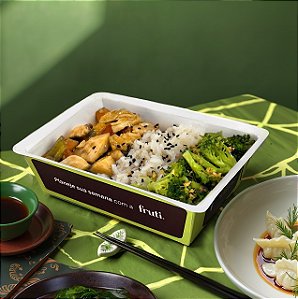 Frango Xadrez com Arroz Jasmim e Brócolis ao Alho Frito - 300g