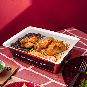 Sobrecoxa de Frango em Cubos com Arroz Primavera, Feijão Preto e Farofa especial - 350g