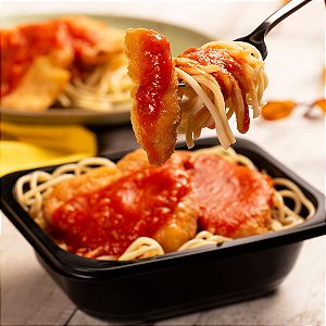 Peito de Frango á Milanesa com Espaguete ao Molho Sugo - 300g
