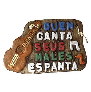 PLACA PARA CHURRASQUEIRA - DECORATIVA - QUEM CANTA SEUS MALES ESPANTA - GESSO