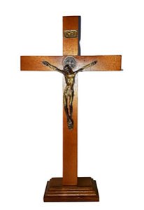 Crucifixo de Mesa em Madeira, Cristo e Medalha São Bento, Metal Ouro Velho, Alto Brilho. 29cm