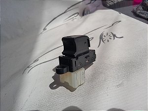 BOTAO COMANDO VIDRO TRASEIRO ESQ. NISSAN VERSA 17 18 19 20