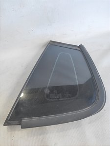 VIDRO VIGIA TRASEIRO ESQ DETALHE BORRACHA PEUGEOT 2008 18/19