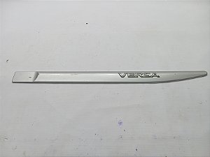 FRISO PORTA TRASEIRA ESQUERDA NISSAN VERSA 2018