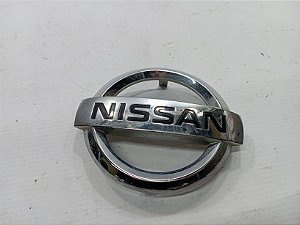 EMBLEMA NISSAN PARACHOQUE DIANTEIRO NISSAN VERSA 2018