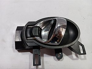 MAÇANETA INTERNA PORTA TRASEIRA ESQUERDA NISSAN VERSA 18/19
