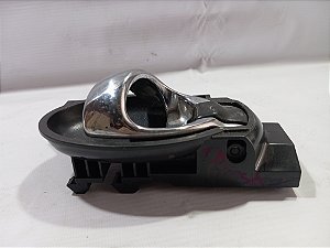 MAÇANETA INTERNA PORTA DIANTEIRA DIREITA NISSAN VERSA 18/19