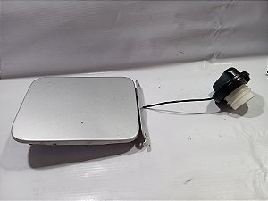 TAMPA PORTINHOLA BOCA TANQUE NISSAN VERSA 18/19 ORIGINAL