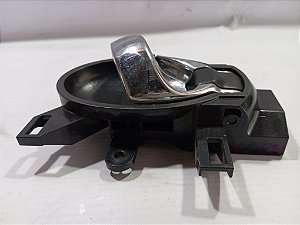 MAÇANETA INTERNA PORTA TRASEIRA DIREITA NISSAN VERSA 18/19