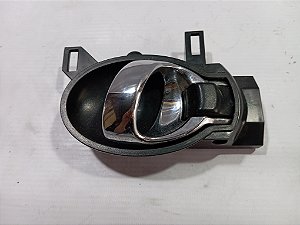 MAÇANETA INTERNA PORTA DIANTEIRA ESQUERDA NISSAN VERSA 18/19