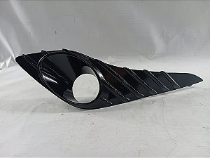 MOLDURA FAROL MILHA LADO ESQUERDO TOYOTA YARIS 21/22 ORIGINA