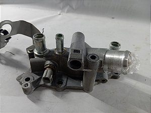 CARCAÇA DUTO TUBO FLANGE AGUA LATERAL MOTOR KICKS 1.6 19 A25