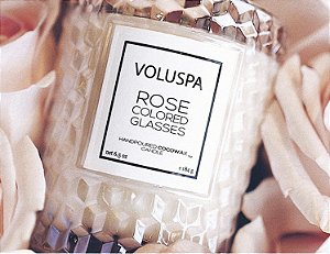 Vela Aromatica, Voluspa, Rose Colored Glasses, copo trabalhado 3D com 40 horas de duração, Handpoured Cocowax Candle
