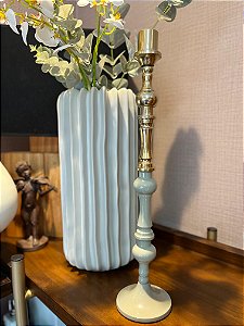 Castiçal Clássico com estrutura nobre em metal dourado e verde acinzentado. Perfeita luminária para aconchego