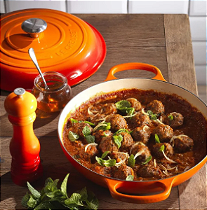 Caçarola Buffet 26 cm Laranja Le Creuset – Ferro Fundido, Retenção de Calor e Design Premium | Casa de Lila