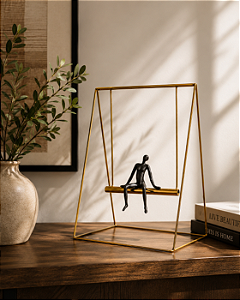 Escultura Balanço em Metal Dourado – Arte, Movimento e Sofisticação para sua Decoração | Casa de Lila