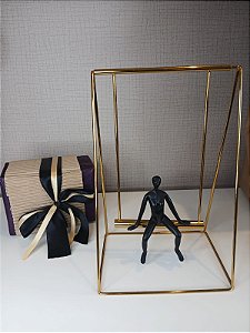 Escultura balanço em metal dourado