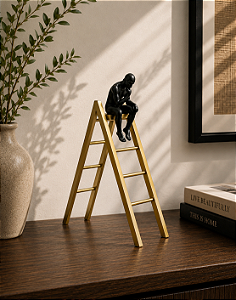 Escultura Decorativa Escada com Homem Pensando – Arte, Reflexão e Sofisticação | Casa de Lila