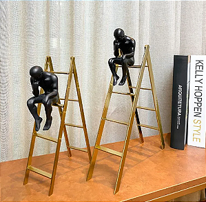 Escultura Decorativo Escada com Homem Pensando