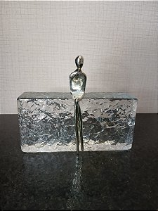 Escultura alguem no bloco Eco Crystal 20x10x4cm