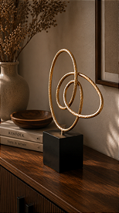 Escultura em Metal Dourado – Sofisticação e Design Contemporâneo para sua Decoração | Casa de Lila