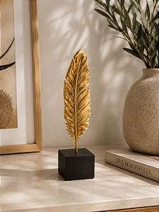 Escultura Decorativa Pena em Polirresina Dourada – Elegância e Sofisticação para sua Decoração | Casa de Lila