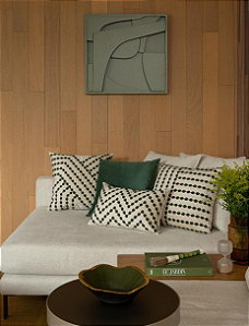 Almofada de Veludo Bege com Aplique e Bordado Verde 35 x 52 cm – Elegância e Sofisticação na Decoração | Casa de Lila