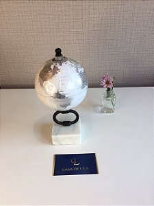 Globo decorativo de mesa com base em mármore preto e branco.