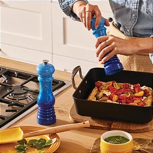 Moedor de Pimenta Le Creuset Azure Blue 21 cm - Design Clássico e Moagem Precisa | Casa de Lila