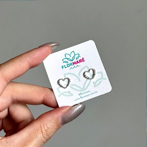 Brinco de Prata Coração Vazado Seis Pedras