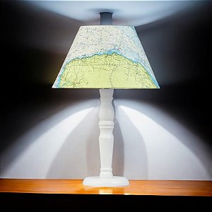 Abajur Branco Mapa em Madeira