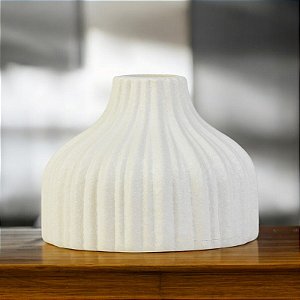Vaso Branco Funil Linhas Médio em Cerâmica