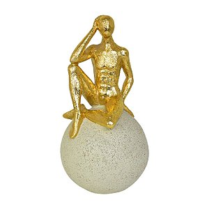 Enfeite Homem Sobre A Pedra Mão Na Cabeça