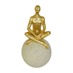 Enfeite Homem Sobre A Pedra Pernas Cruzadas