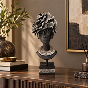 Escultura Decorativa Mulher com Flor Prateada