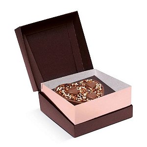 Caixa de Páscoa para Um Meio Ovo Coração Marrom com Rosa 200G - Specialla -13X13X6,5cm