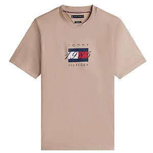 Camiseta Tommy Hilfiger Linear Flag Graphic Tee Caqui