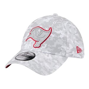 Boné New Era 3930 Tampa Bay Buccaneers Salute Service Cinza