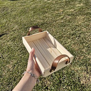 Bandeja baixa de madeira pinus com alça de couro P 16x24x6cm