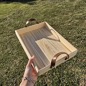 Bandeja baixa de madeira pinus com alça de couro G 25x35x6cm