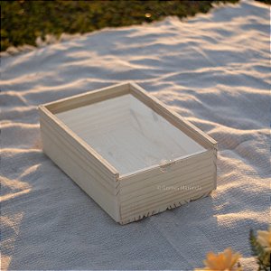 Caixa Estojo Retangular em Madeira de Pinus com Tampa de Acrílico P 20x30x10cm