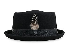 CHAPÉU PORK PIE SKULL CAVEIRA PRETO FOSCO FAIXA COURO PRETO E PENA