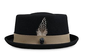 CHAPÉU PORK PIE SKULL CAVEIRA PRETO FOSCO FAIXA COURO BEGE E PENA