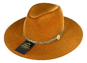 CHAPÉU FEDORA FERRUGEM UNISSEX CORRENTE CASCALHO DOURADO ABA RETA 7,5 CM