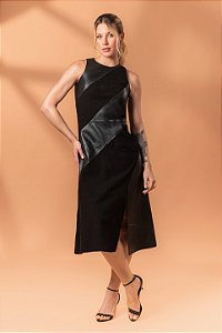 Vestido de couro e chamois com recortes diagonais