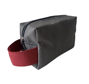 Necessaire quadradinha nylon cinza alça vermelha