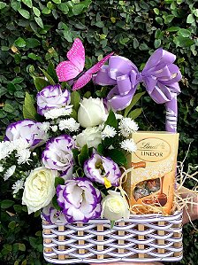 Encanto de lisianthus com rosas e chocolates
