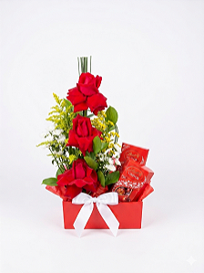 Arranjo de Três Lindas Rosas Vermelhas na caixa Amor Com Chocolates Lindt