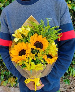 Buquê Trio de Girassóis com Astromélias no Kraft