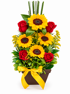 Arranjo de Girassol com Rosas e Chocolates